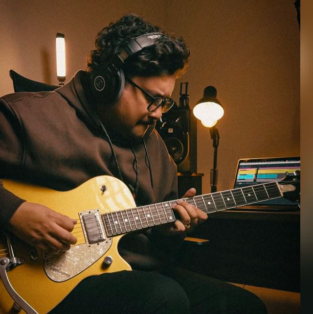 Samuel Ferreira tocando guitarra